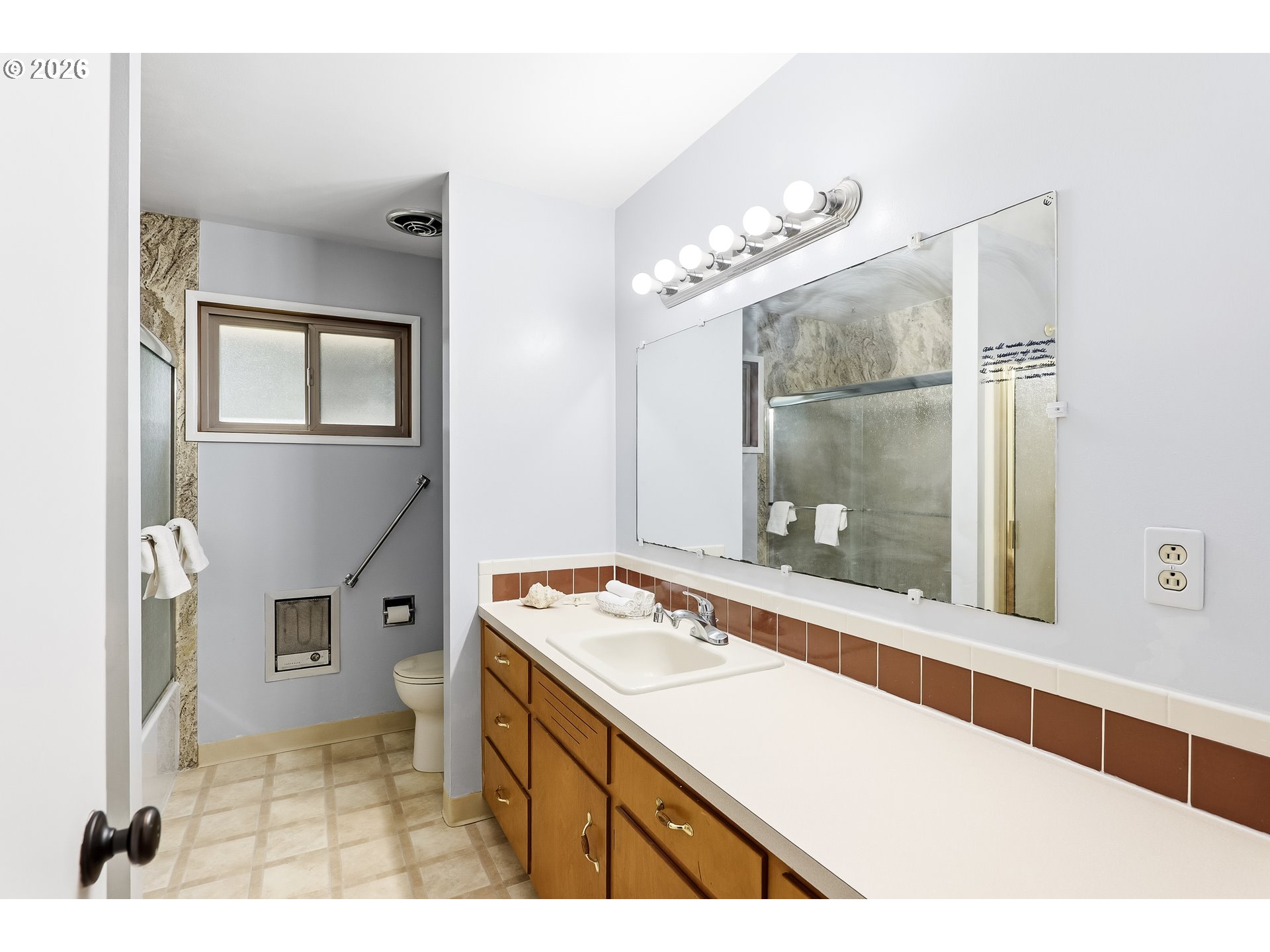 700 Northeast Donelson Road Hillsboro, OR 97124 - Photo 18 of 25 Bathroom