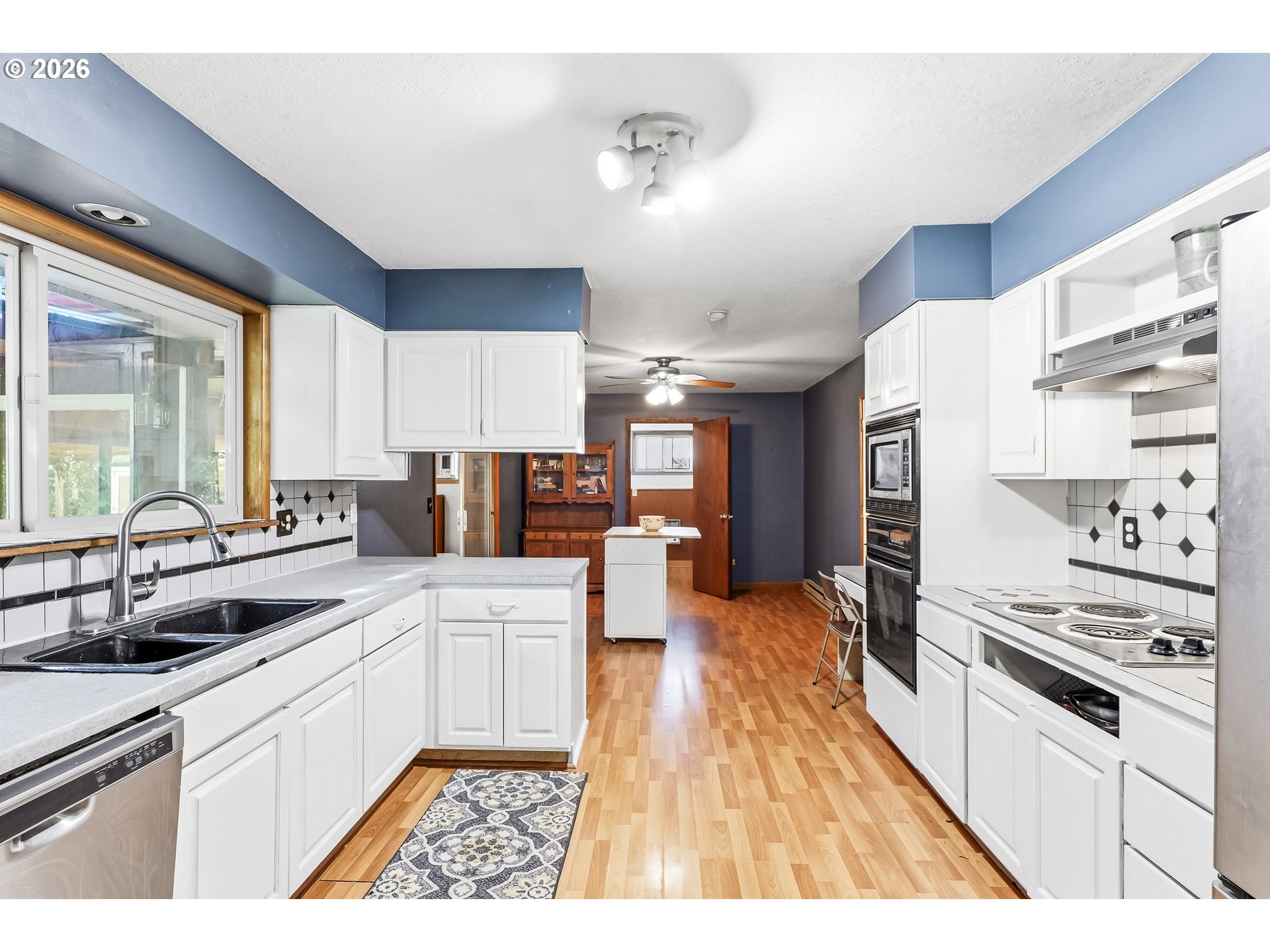 700 Northeast Donelson Road Hillsboro, OR 97124 - Photo 8 of 25 Kitchen/Nook