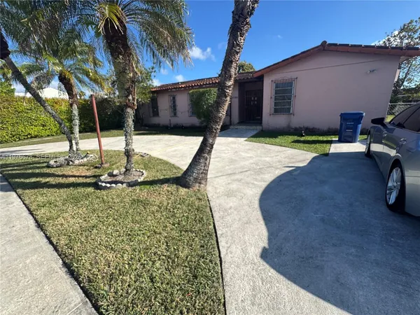 a view of a house with backyard