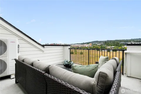 $1,225,000 | 1429 8th Avenue Northeast, Unit 8, Issaquah, WA 98029