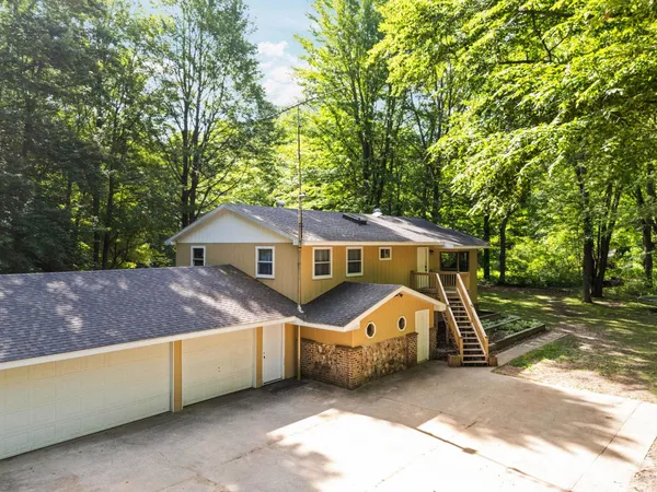 $420,000 | 3527 South 31 Road, Cadillac, MI 49601