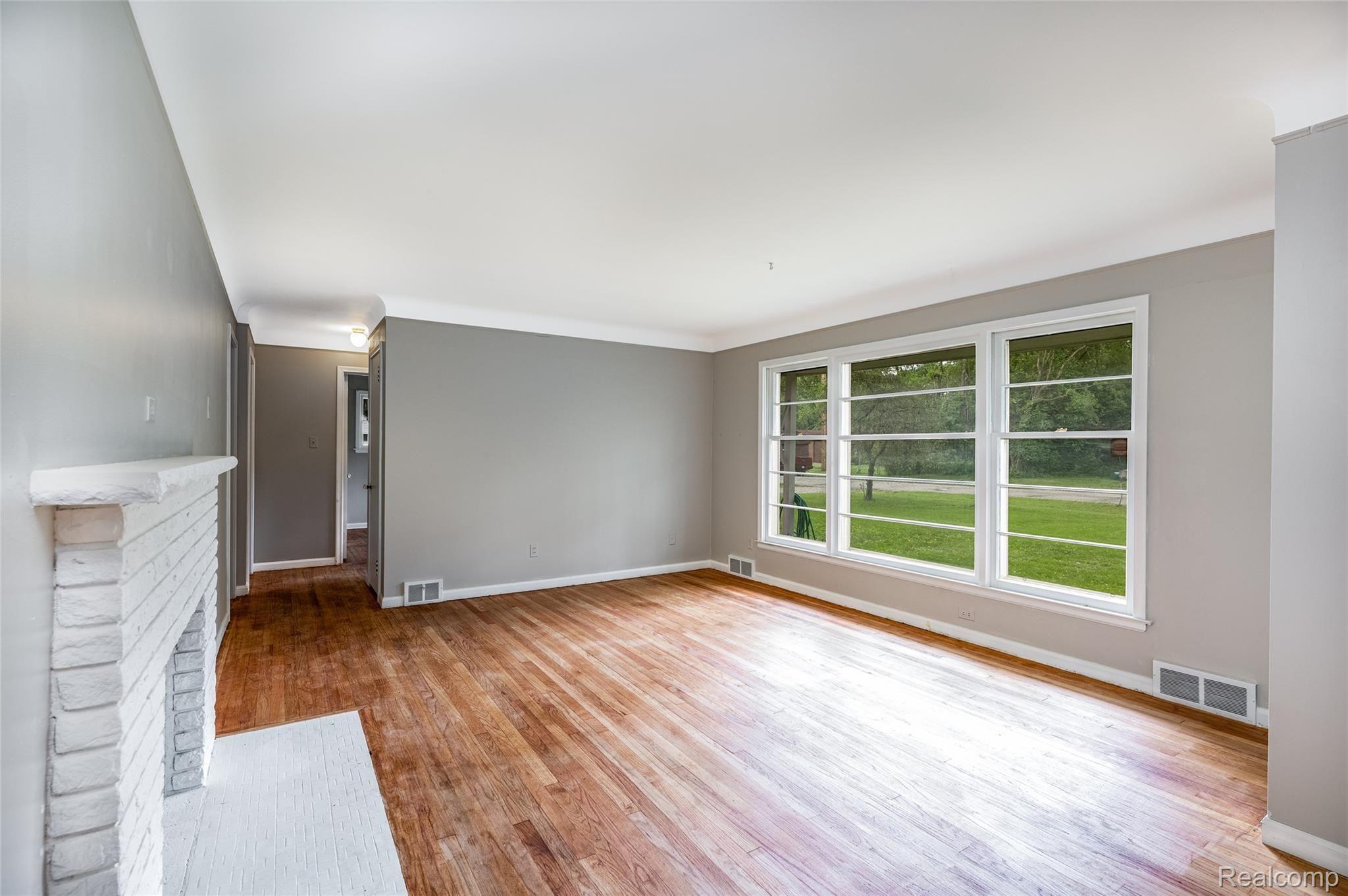 19475 Midway Road Southfield, MI 48075 - Photo 11 of 25 11.Living