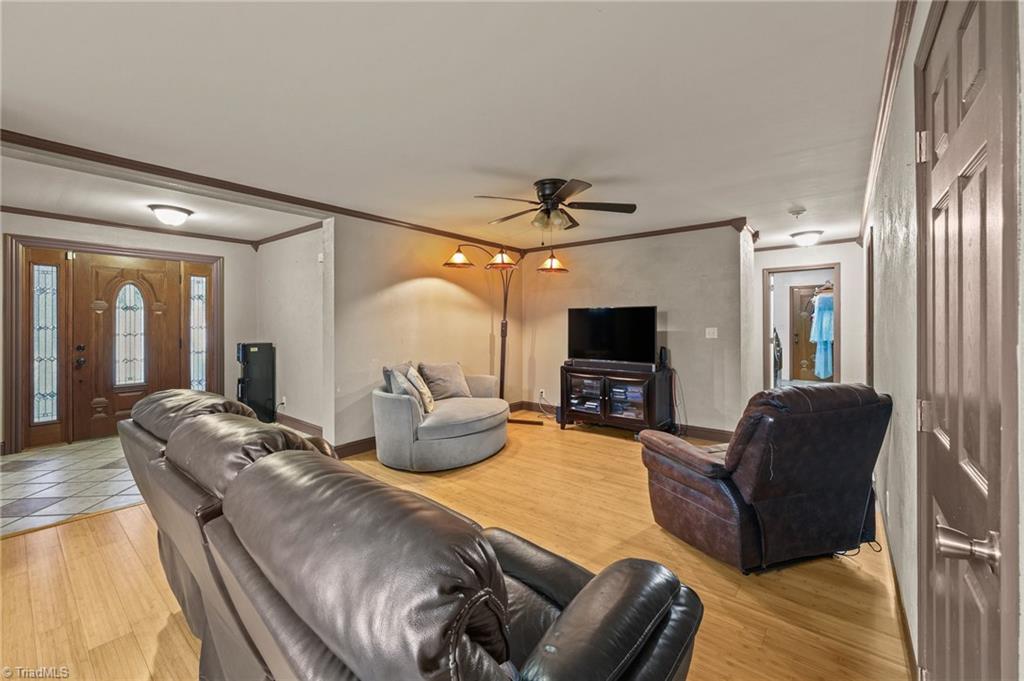 952 Flat Swamp Road Denton, NC 27239 - Photo 18 of 47 Living Room