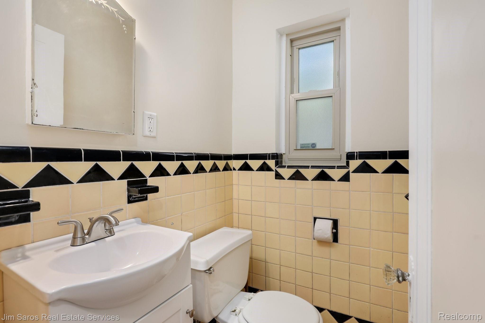 4485 Yorkshire Road Detroit, MI 48224 - Photo 11 of 19 16-web-or-mls-4485 Yorkshire Road Detroit012.jpg
