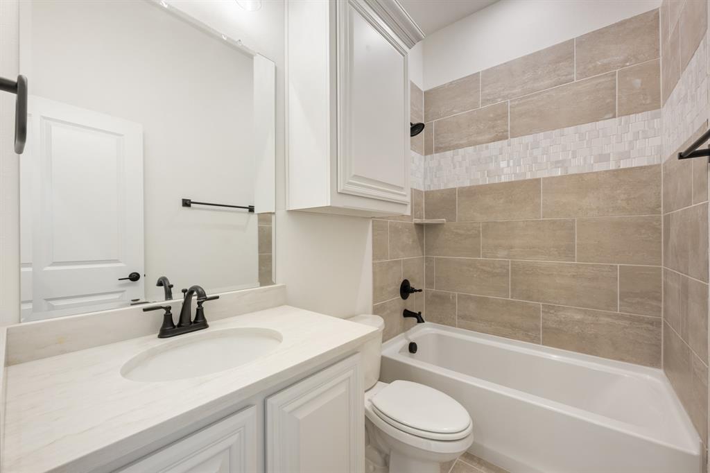 2005 Ambergate Drive Anna, TX 75409 - Photo 10 of 35 a bathroom with a sink a toilet and a bathtub