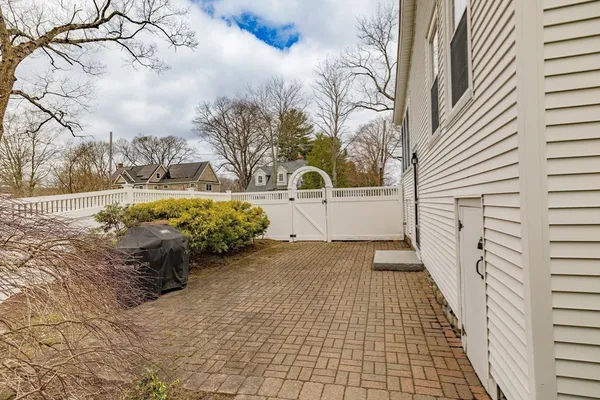 a view of a backyard