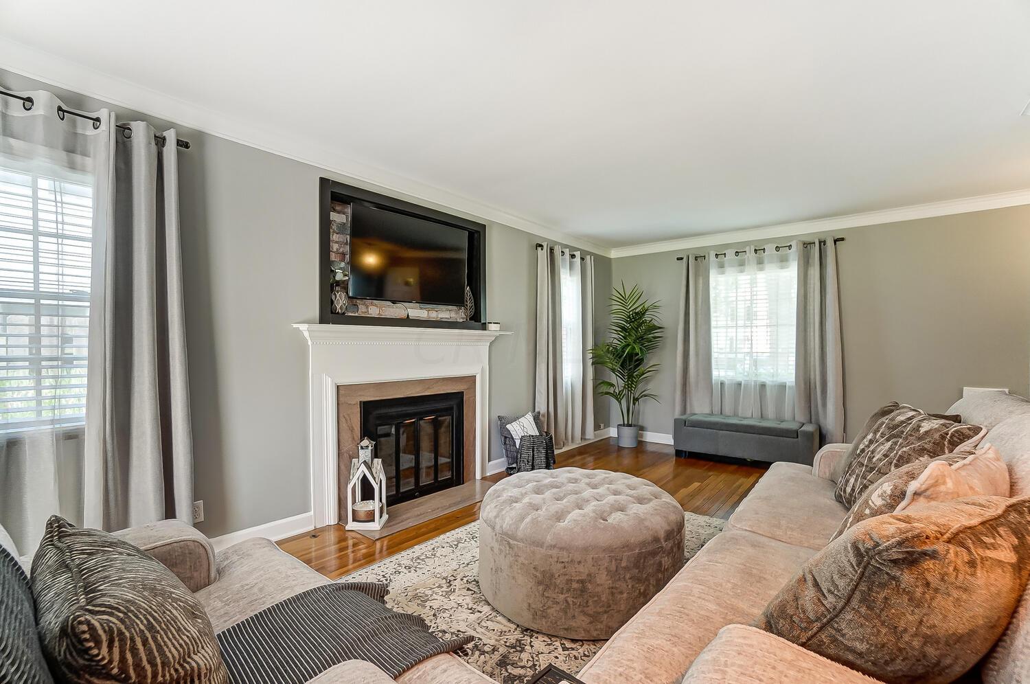 2651 Wellesley Road Columbus, OH 43209 - Photo 10 of 47 LIVING ROOM