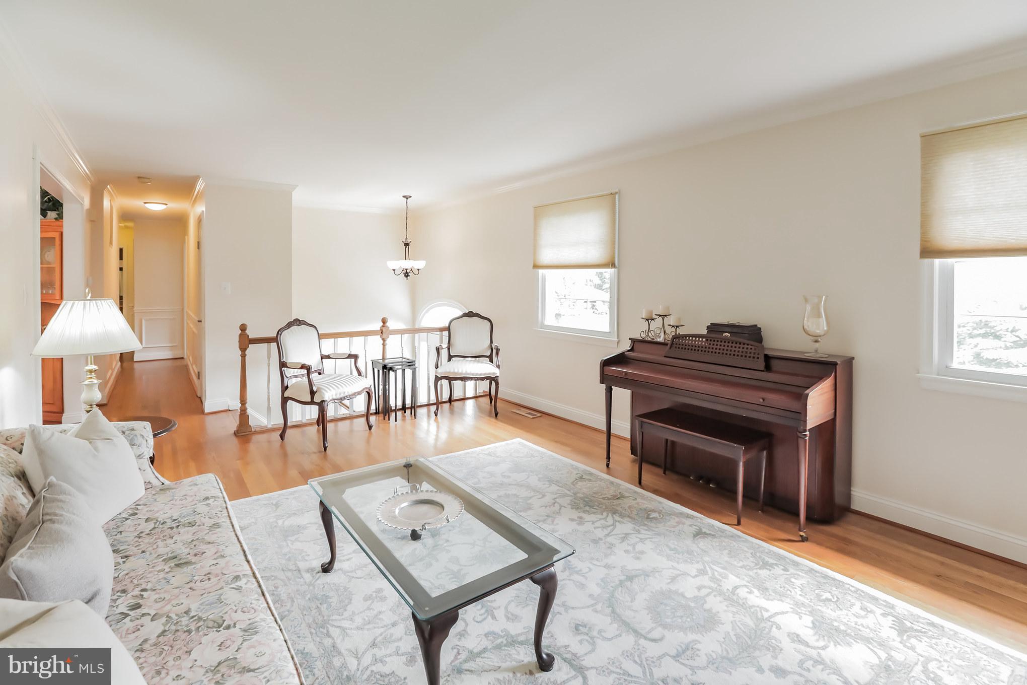 19205 Willow Grove Road Olney, MD 20832 - Photo 3 of 25 Living Room