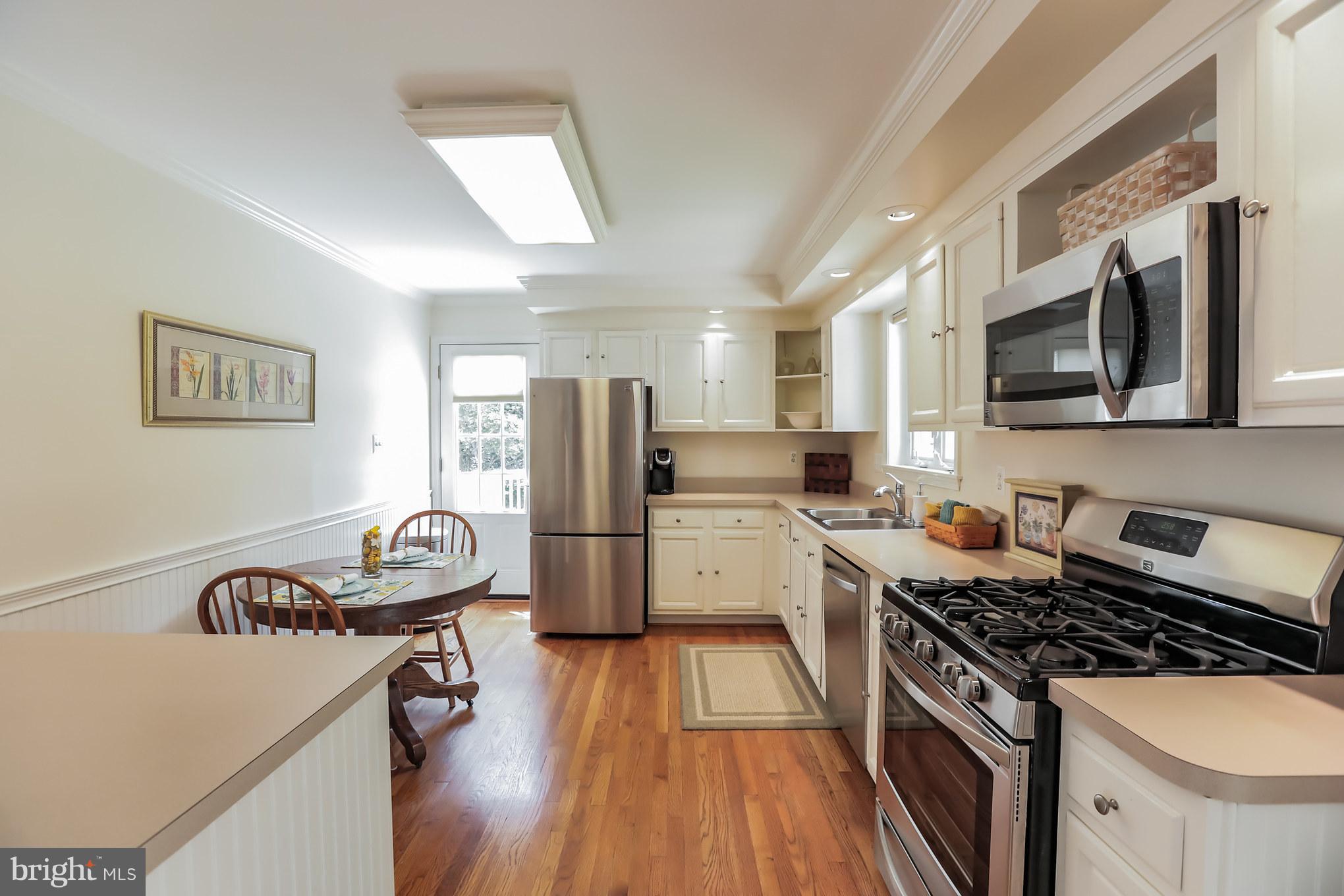 19205 Willow Grove Road Olney, MD 20832 - Photo 5 of 25 Kitchen with stainless steel appliances!