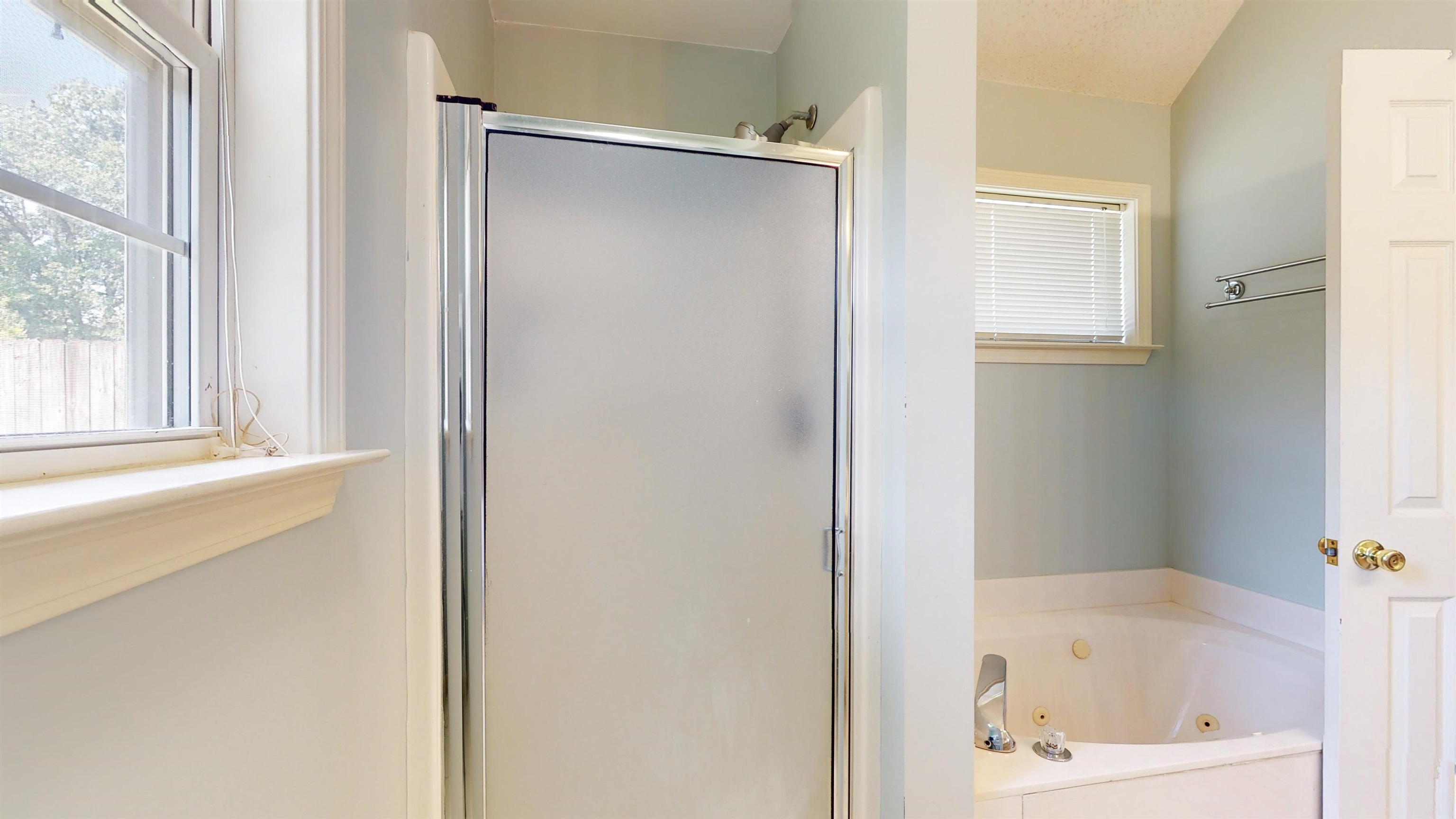 195 Cross Point Drive Collierville, TN 38017 - Photo 23 of 40 a bathroom with a bathtub