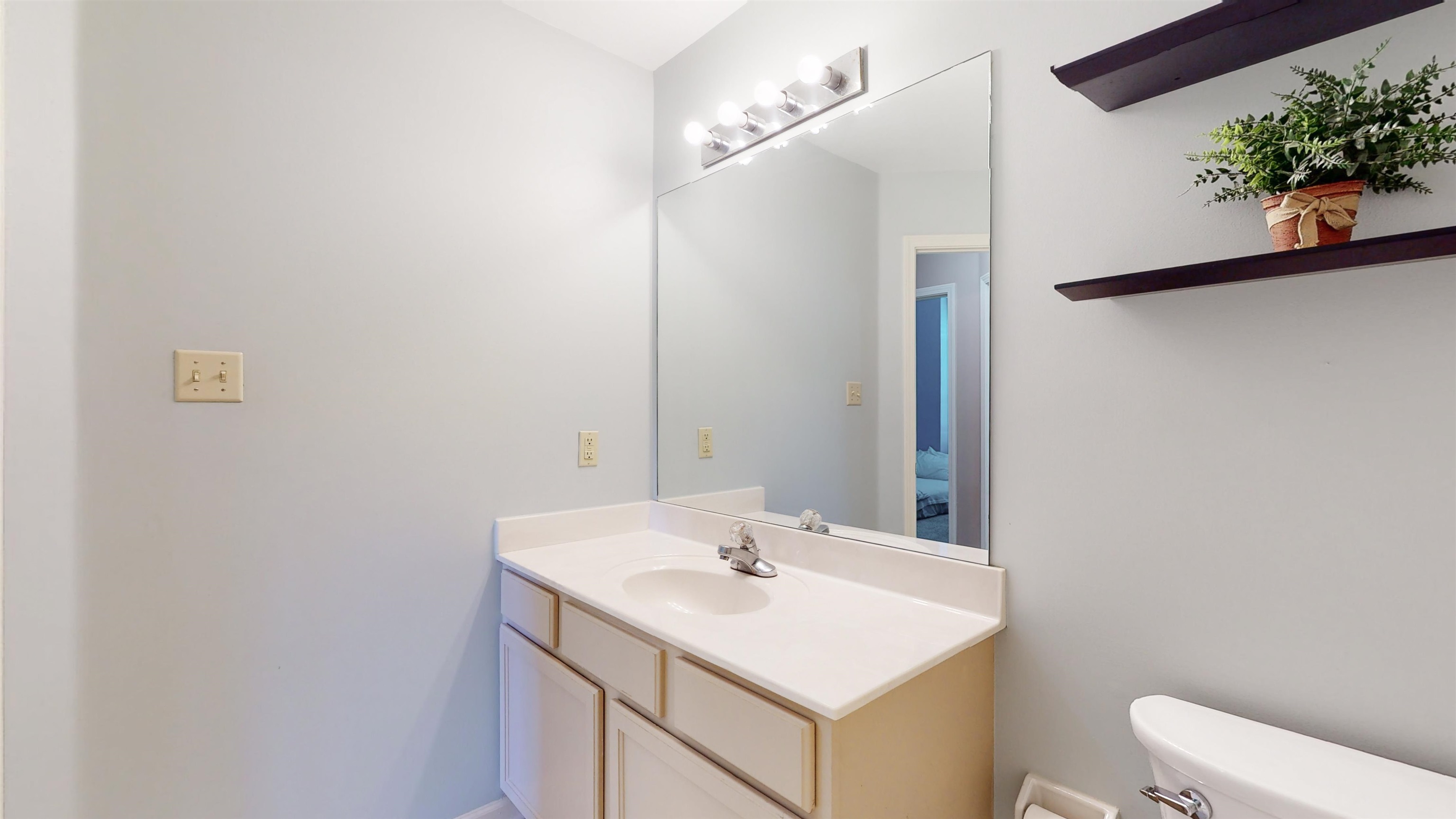 195 Cross Point Drive Collierville, TN 38017 - Photo 27 of 40 a bathroom with a sink toilet and mirror