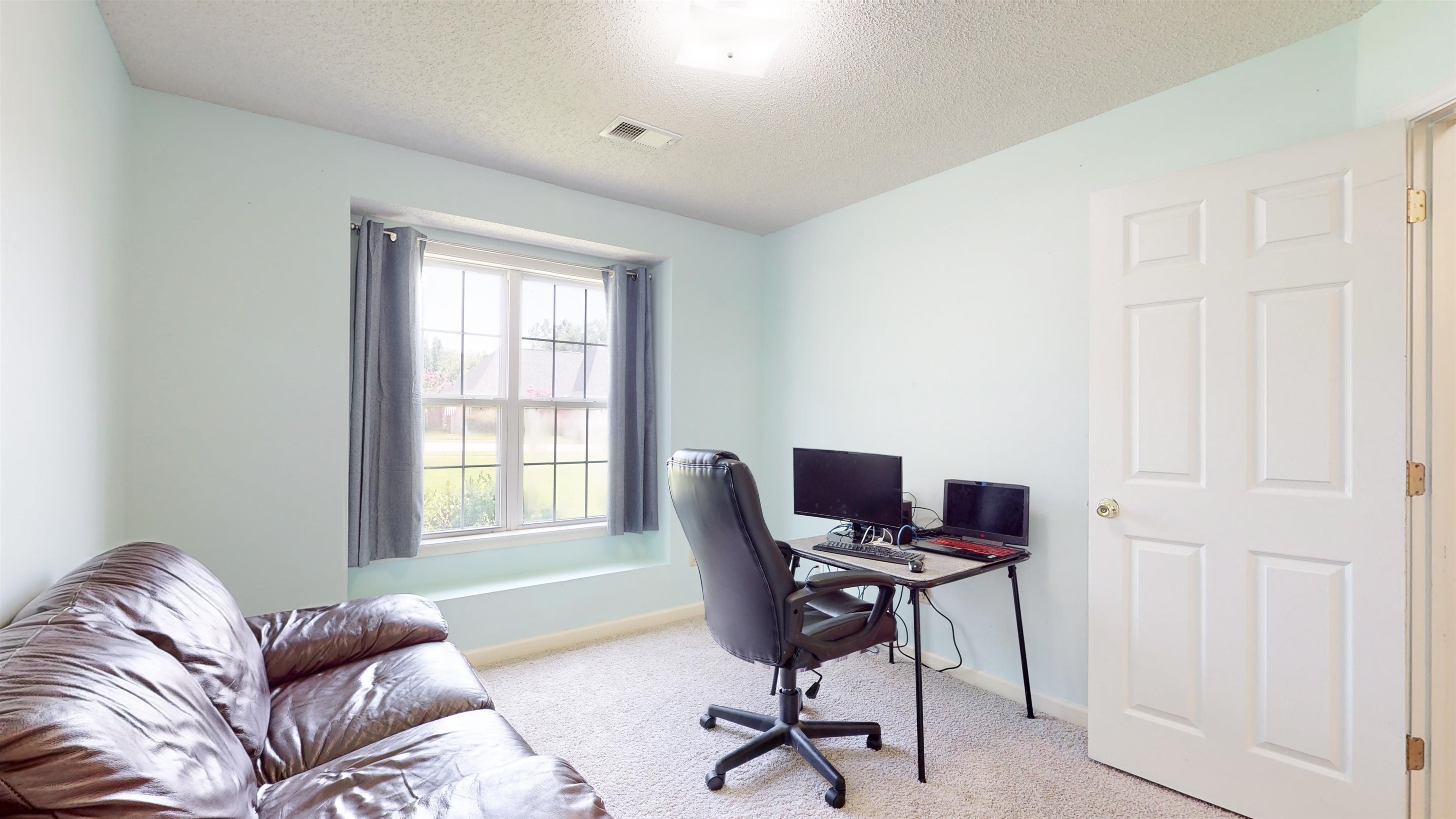 195 Cross Point Drive Collierville, TN 38017 - Photo 29 of 40 a livingroom with workspace and a window