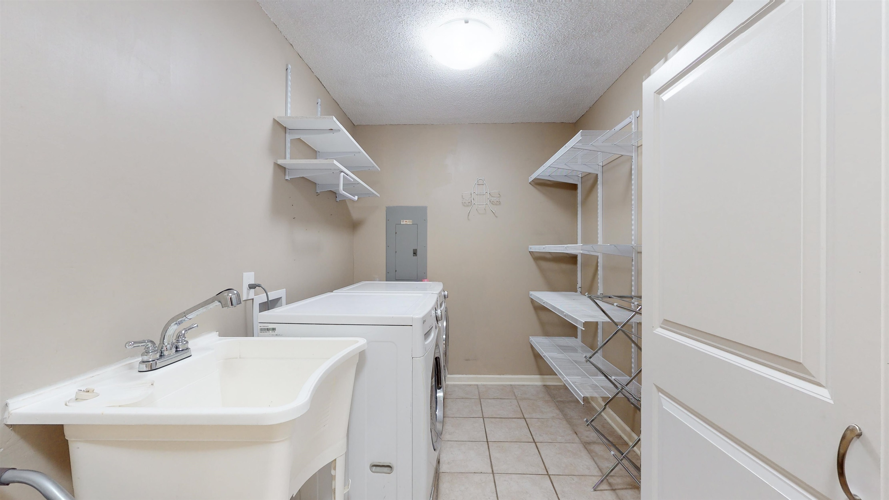 195 Cross Point Drive Collierville, TN 38017 - Photo 34 of 40 a bathroom with a sink toilet and vanity
