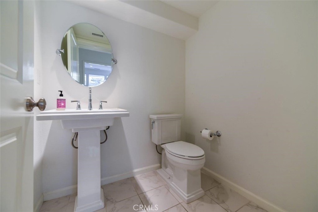229 Rodeo Irvine, CA 92602 - Photo 7 of 37 Powder Room