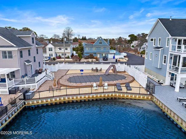 a picture of city view