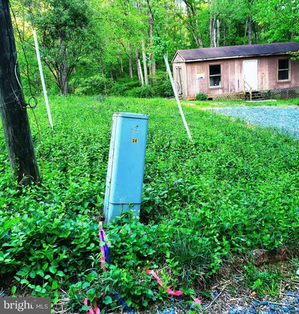 a view of a house with backyard and garden