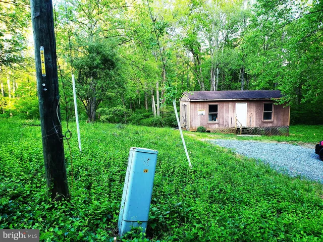a view of a house with backyard