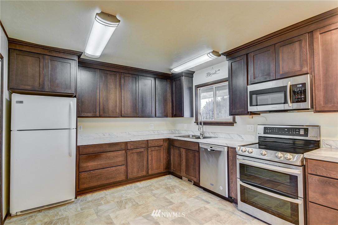787 Silver Lake Road Oak Harbor, WA 98277 - Photo 3 of 25 Gallery Image 3