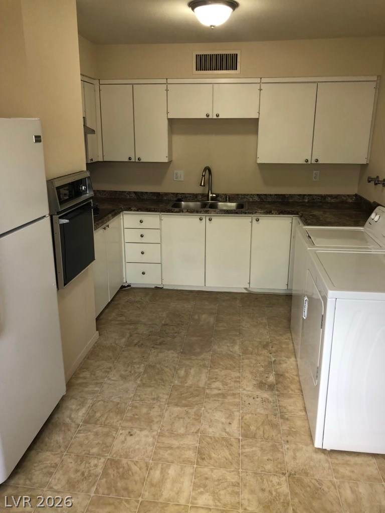 350 East Desert Inn Road, Unit H201 Las Vegas, NV 89109 - Photo 4 of 16 Kitchen with Washer/ Dyer