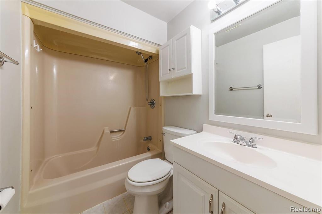 106 South Roslyn Road Waterford, MI 48328 - Photo 8 of 11