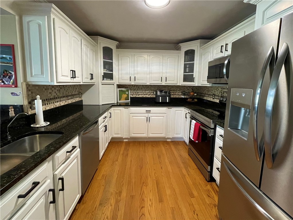 5 Victoria Lane Rehoboth, MA 02769 - Photo 15 of 48 Tru-wood White Shaker kitchen cabinets, granite counters, tile backsplash, SS Appl's