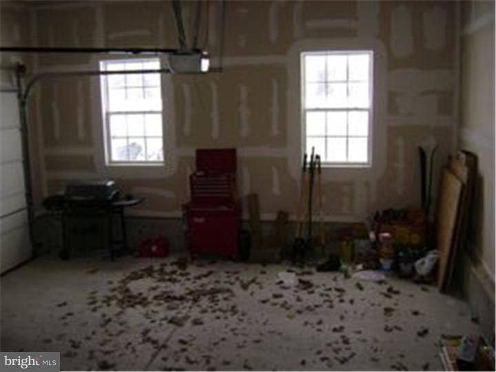 409 Georgetown Road Carneys Point, NJ 08069 - Photo 17 of 20 Garage