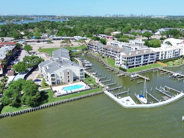 $1,700 | 205 Yacht Club Lane, Unit 205, Seabrook, TX 77586