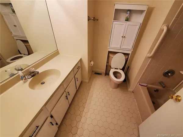 $2,450 | 27 Crows Nest Lane, Unit 6D, Danbury, CT 06801