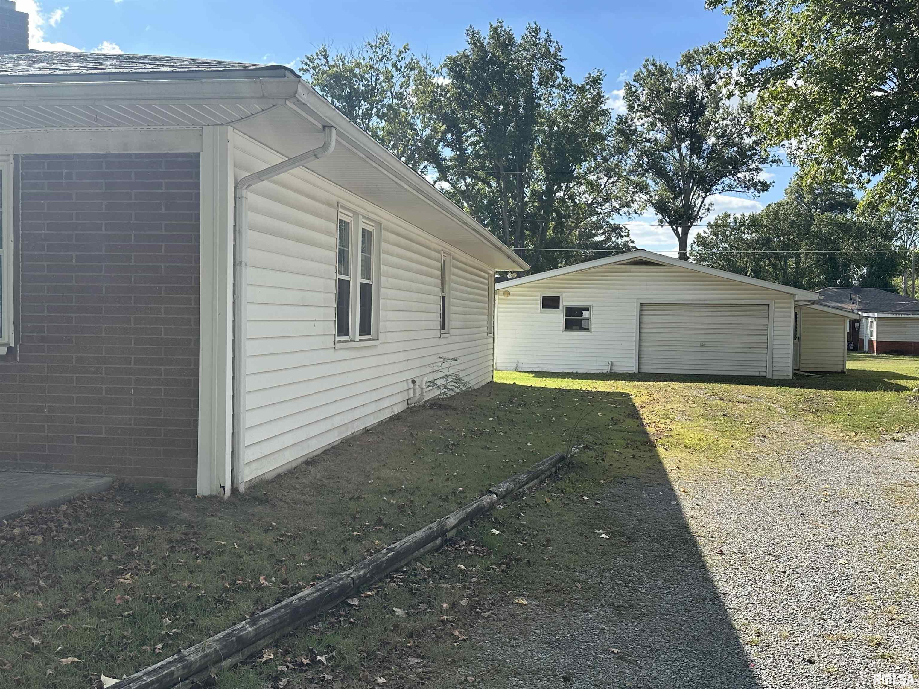 813 Ritter Street Pinckneyville, IL 62274 - Photo 3 of 19 Gallery Image 3