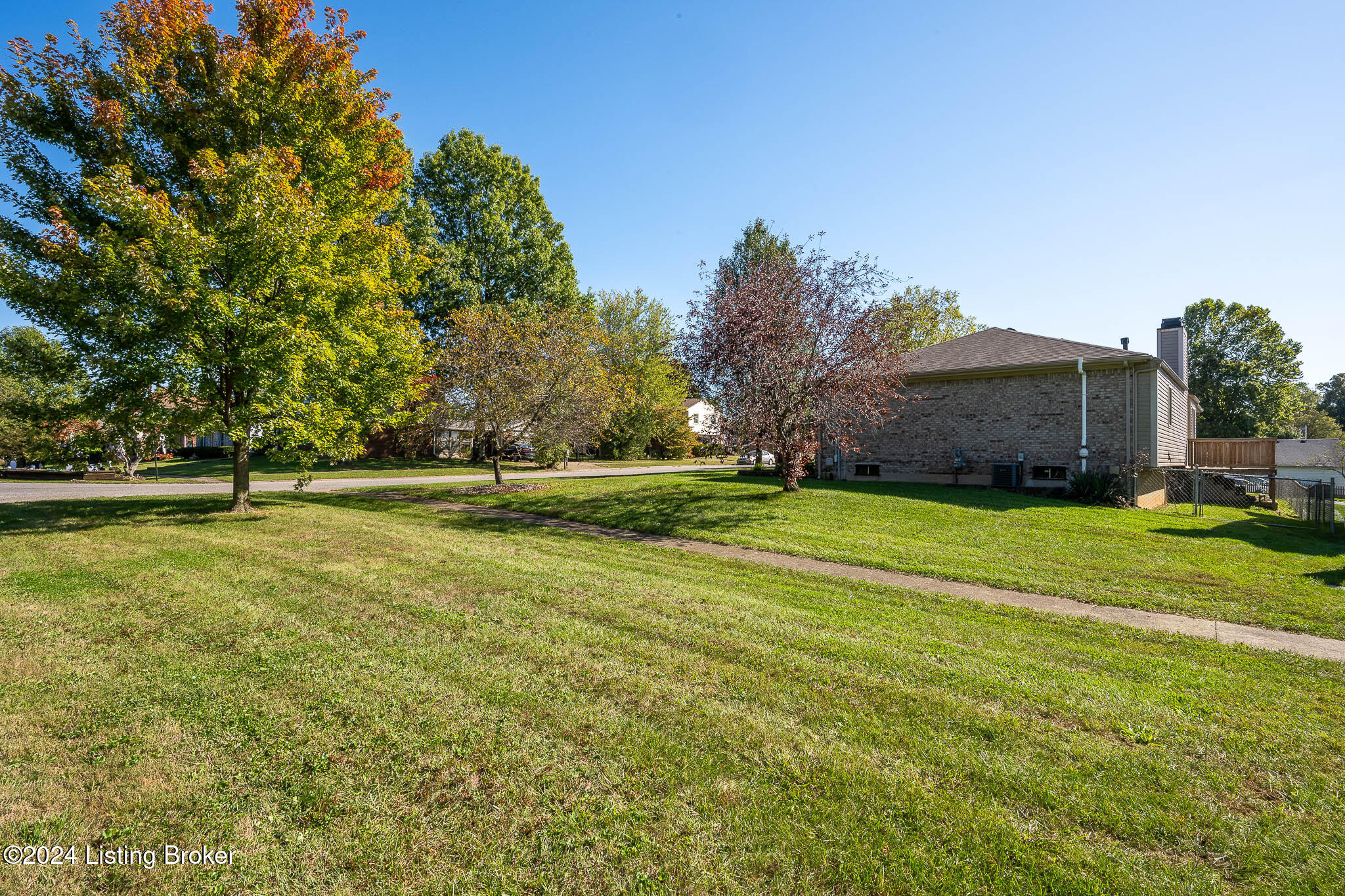 6000 Hurstview Road Louisville, KY 40291 - Photo 13 of 58 6000 Hurstview Rd_side_yard-1