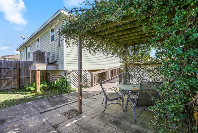 $218,000 | 1413 Kirwin Street, Galveston, TX 77551