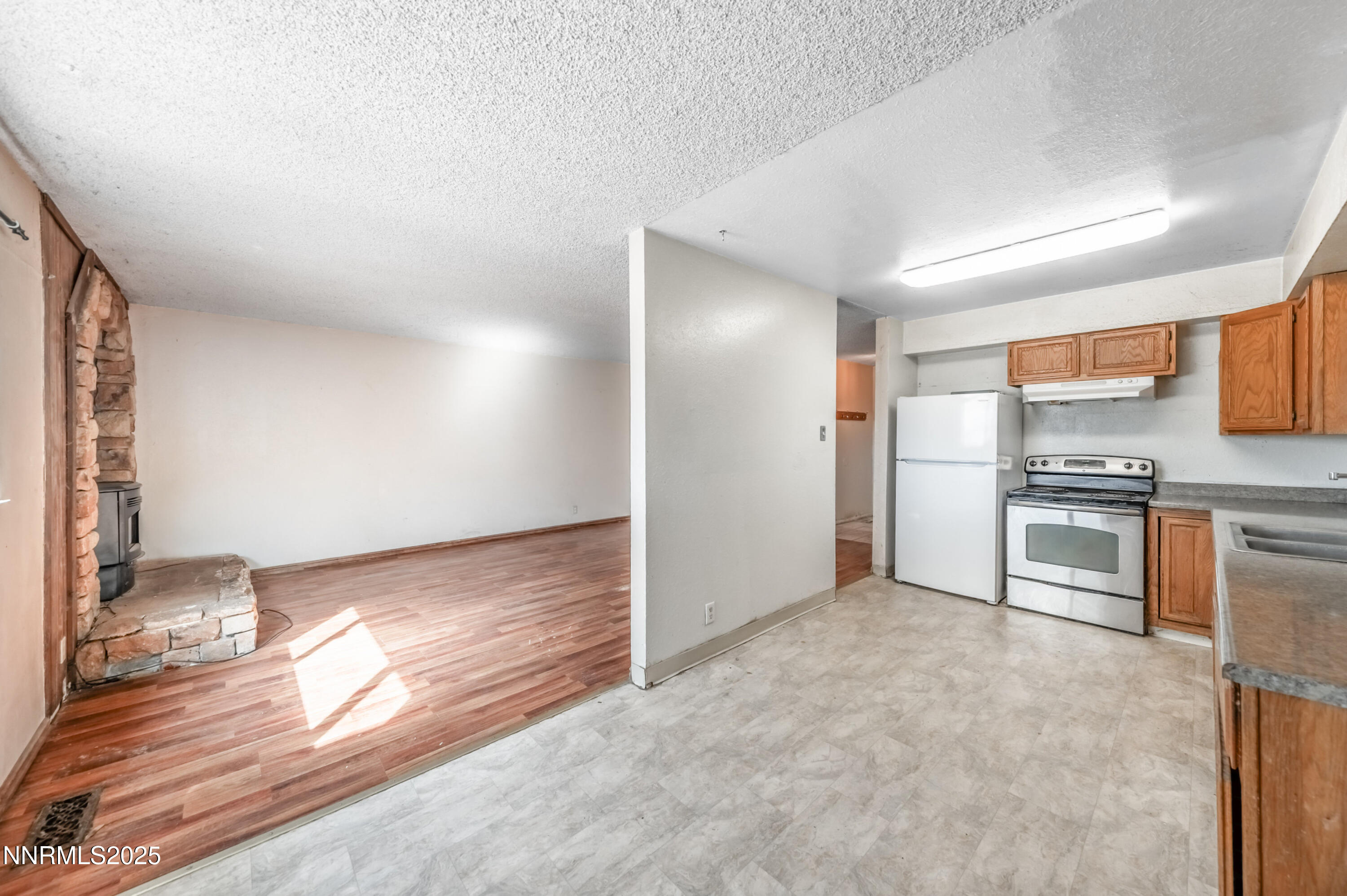 11890 Chesapeake Drive Reno, NV 89506 - Photo 6 of 33 a view of kitchen with refrigerator sink and stove