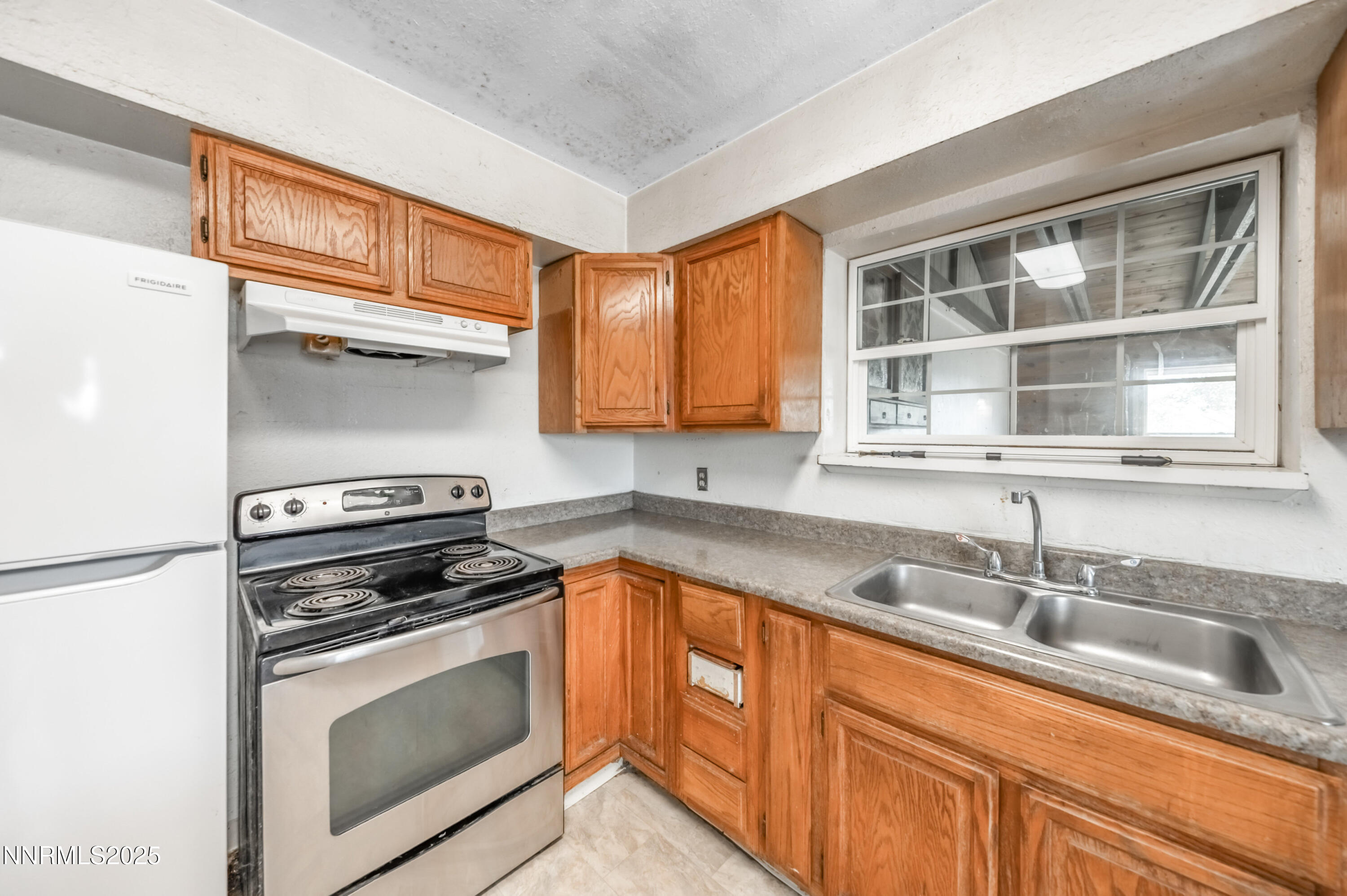 11890 Chesapeake Drive Reno, NV 89506 - Photo 8 of 33 a kitchen with stainless steel appliances granite countertop a sink stove and cabinets