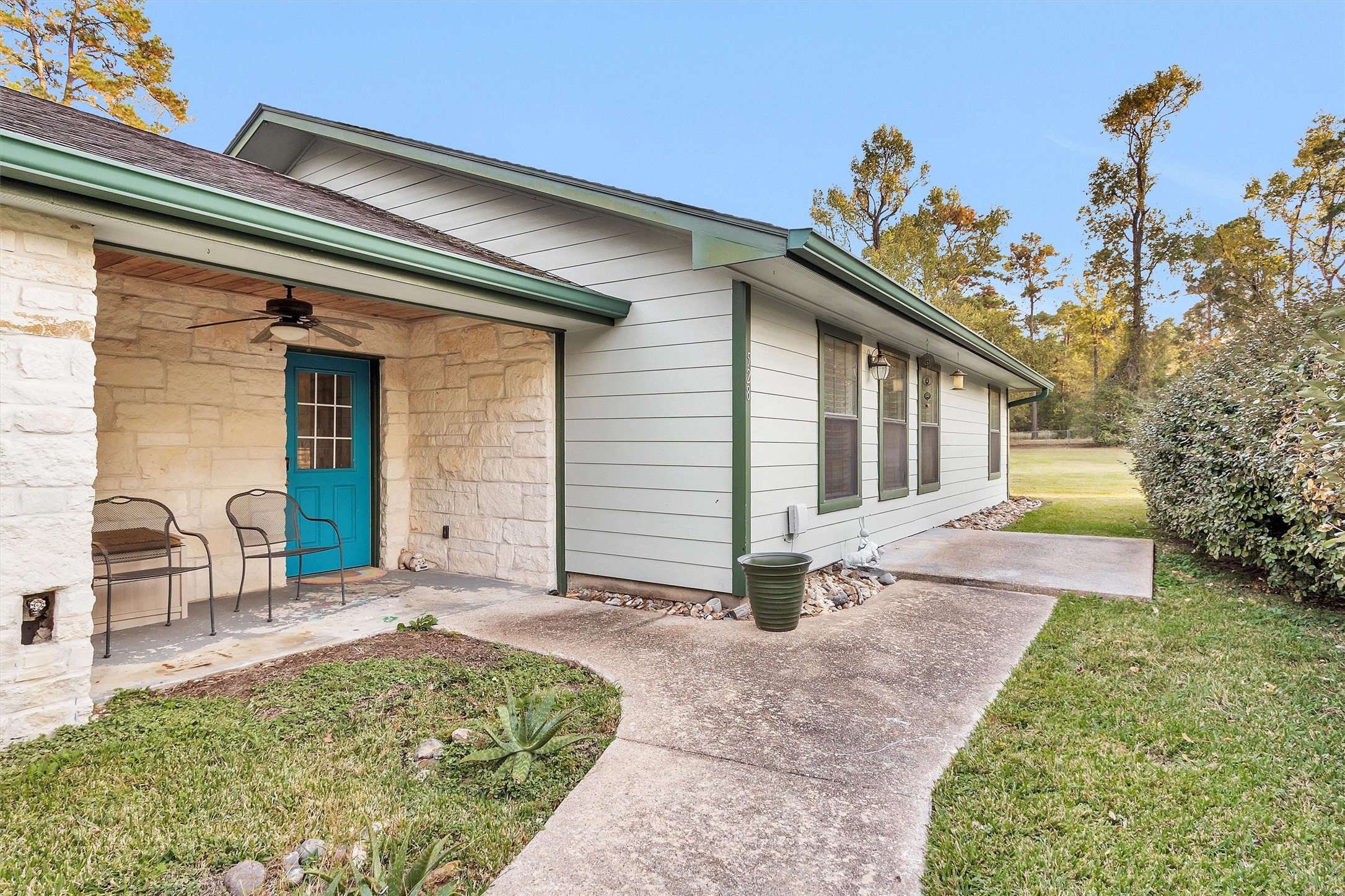 528 Catfish Lane Conroe, TX 77384 - Photo 3 of 49 a front view of a house with garden