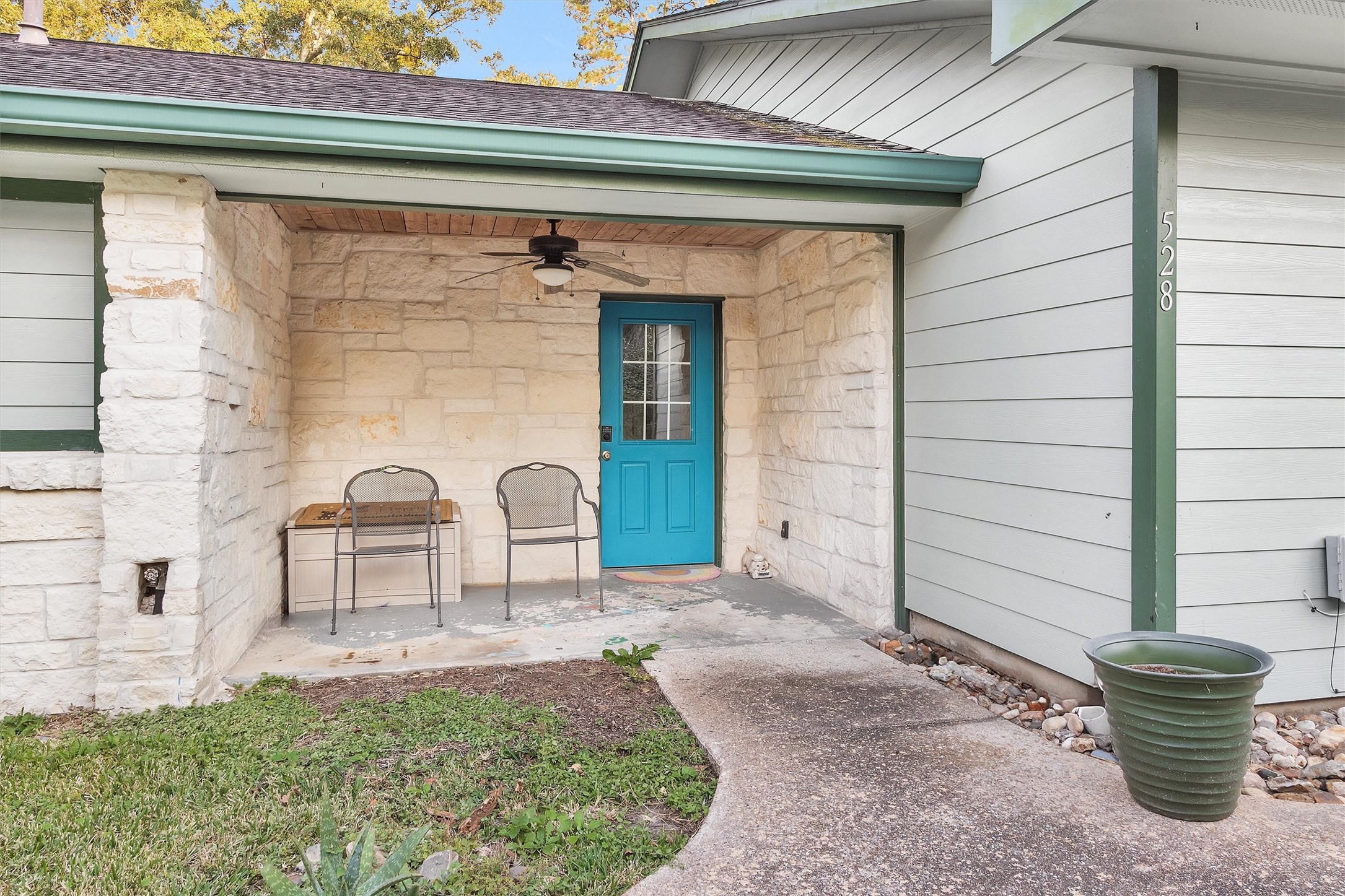 528 Catfish Lane Conroe, TX 77384 - Photo 4 of 49 a front view of a house with garden