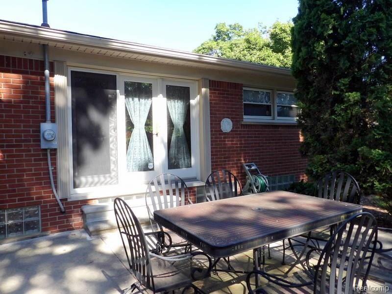 10453 Reeck Road Allen Park, MI 48101 - Photo 14 of 63 102_2091.JPG