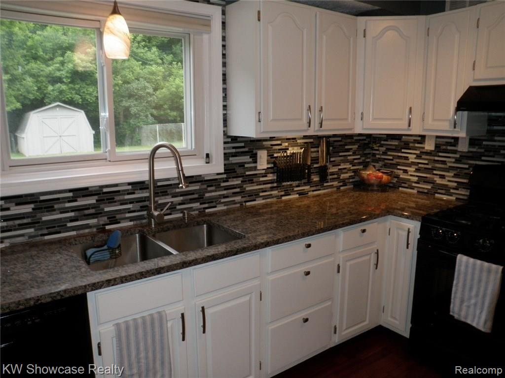 1971 Henbert Road West Bloomfield, MI 48324 - Photo 23 of 30 P1010024.JPG