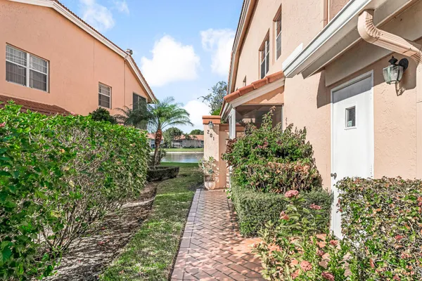 $325,000 | 9817 Seacrest Circle, Unit 201, Boynton Beach, FL 33437