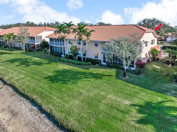 $325,000 | 9817 Seacrest Circle, Unit 201, Boynton Beach, FL 33437