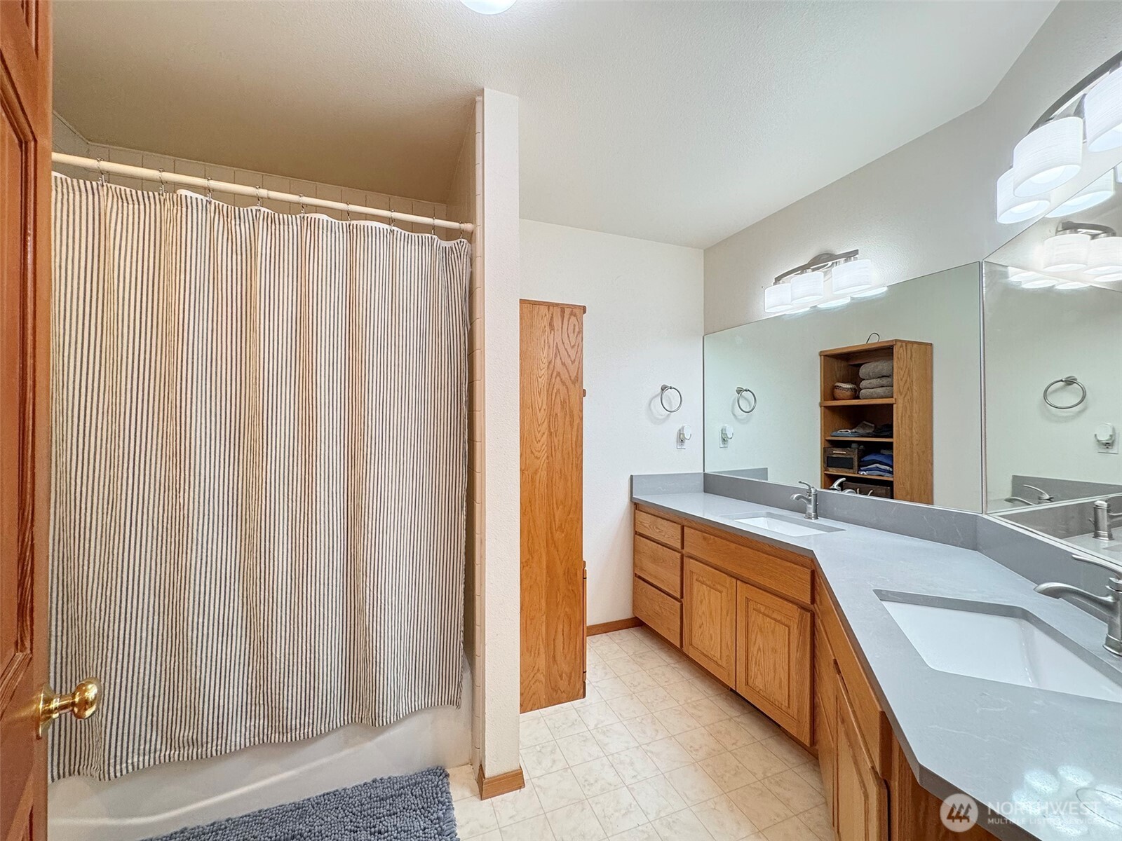 412 Doe Run Road Sequim, WA 98382 - Photo 27 of 40 a large bathroom with a tub and sink