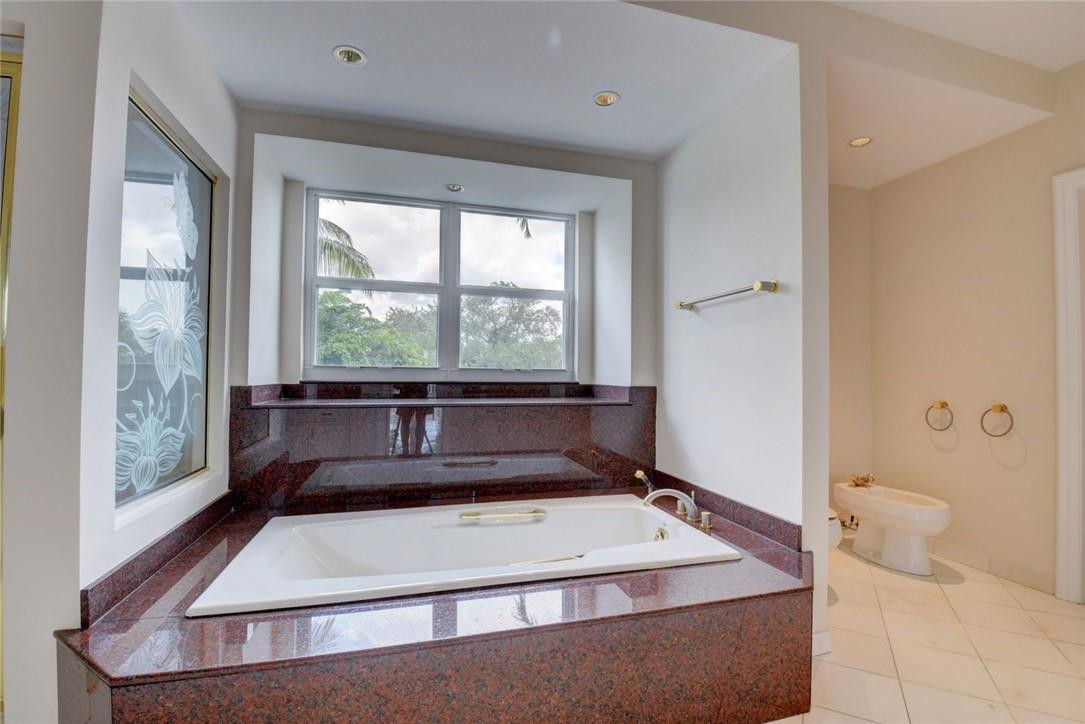 49 Cayuga Road Fort Lauderdale, FL 33308 - Photo 12 of 38 Master bath - separate tub and shower