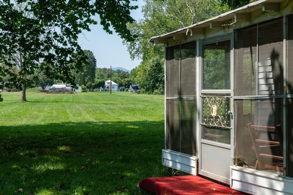 a view of a backyard