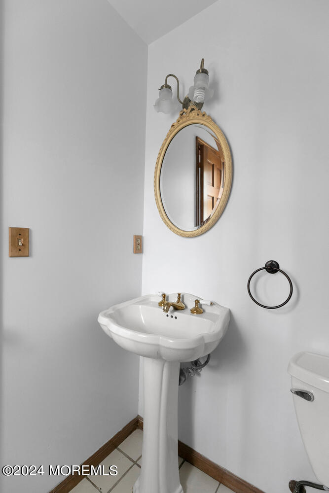 41 Ward Avenue Rumson, NJ 07760 - Photo 12 of 36 Powder Room
