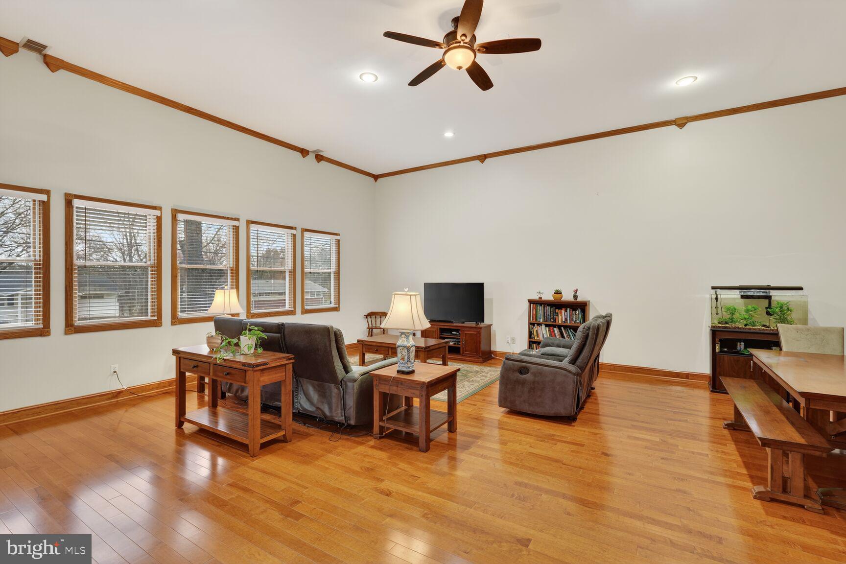 4406 Roundhill Road Alexandria, VA 22310 - Photo 5 of 48 Gallery Image 5