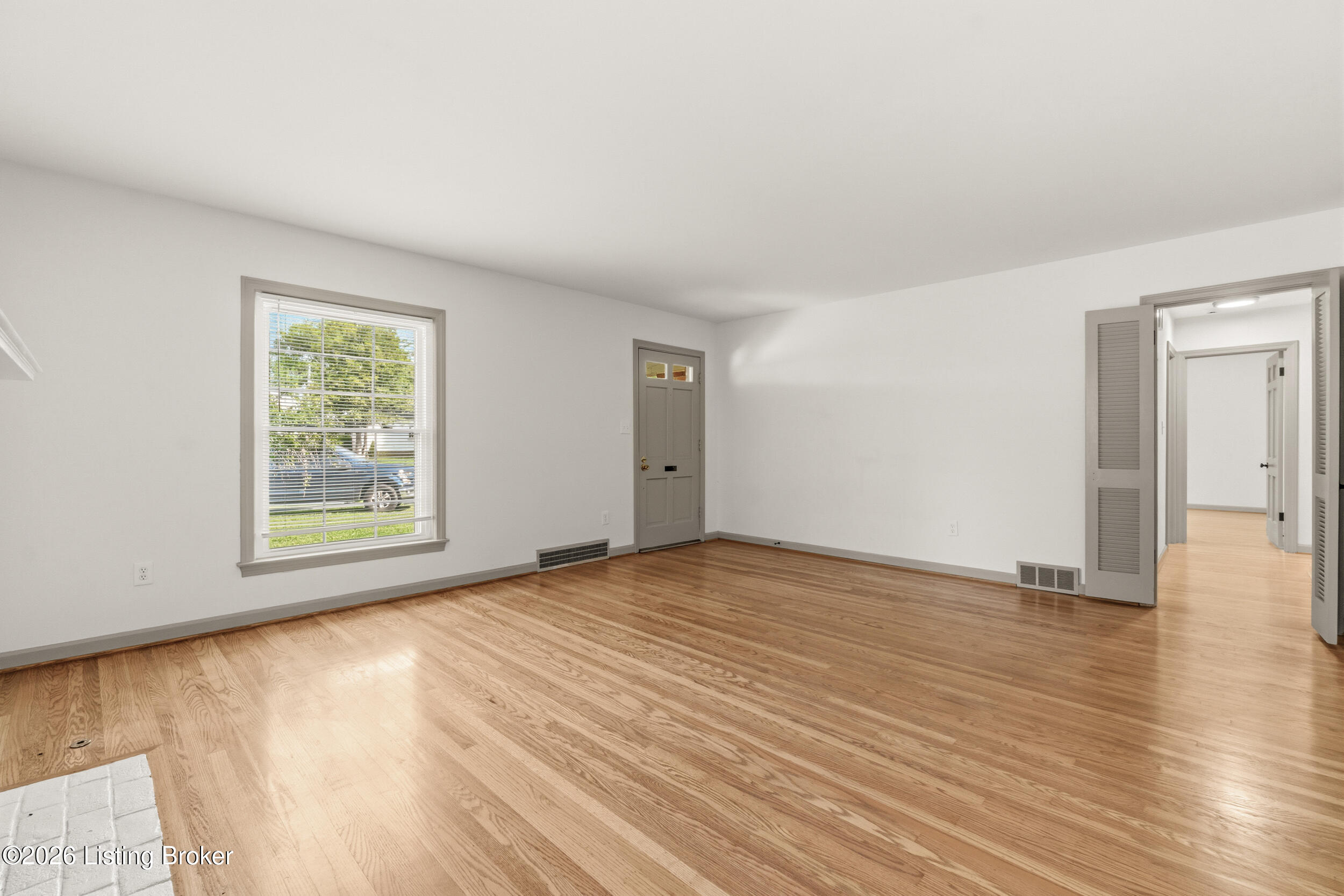 4629 Beaver Road Louisville, KY 40207 - Photo 10 of 46 Living Room