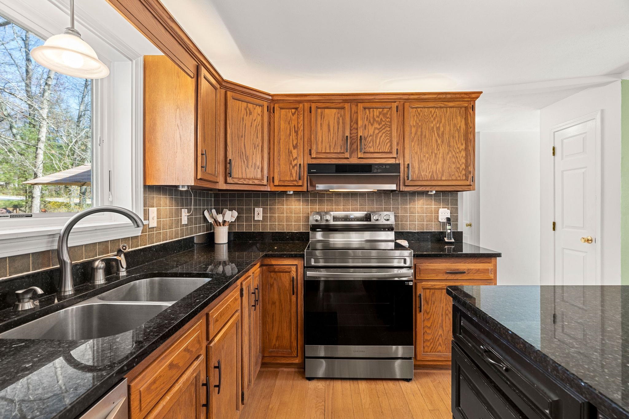 29 Greenwich Road Litchfield, NH 03052 - Photo 5 of 48 Gallery Image 5