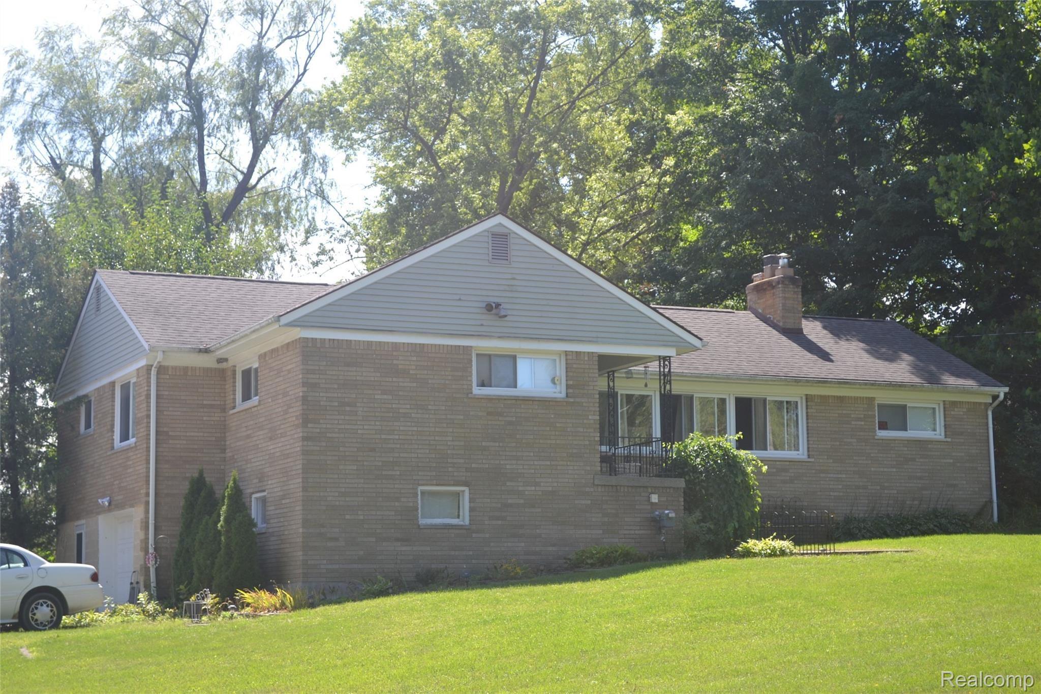 731 Academy Road Holly, MI 48442 - Photo 2 of 19 DSC_1003.JPG