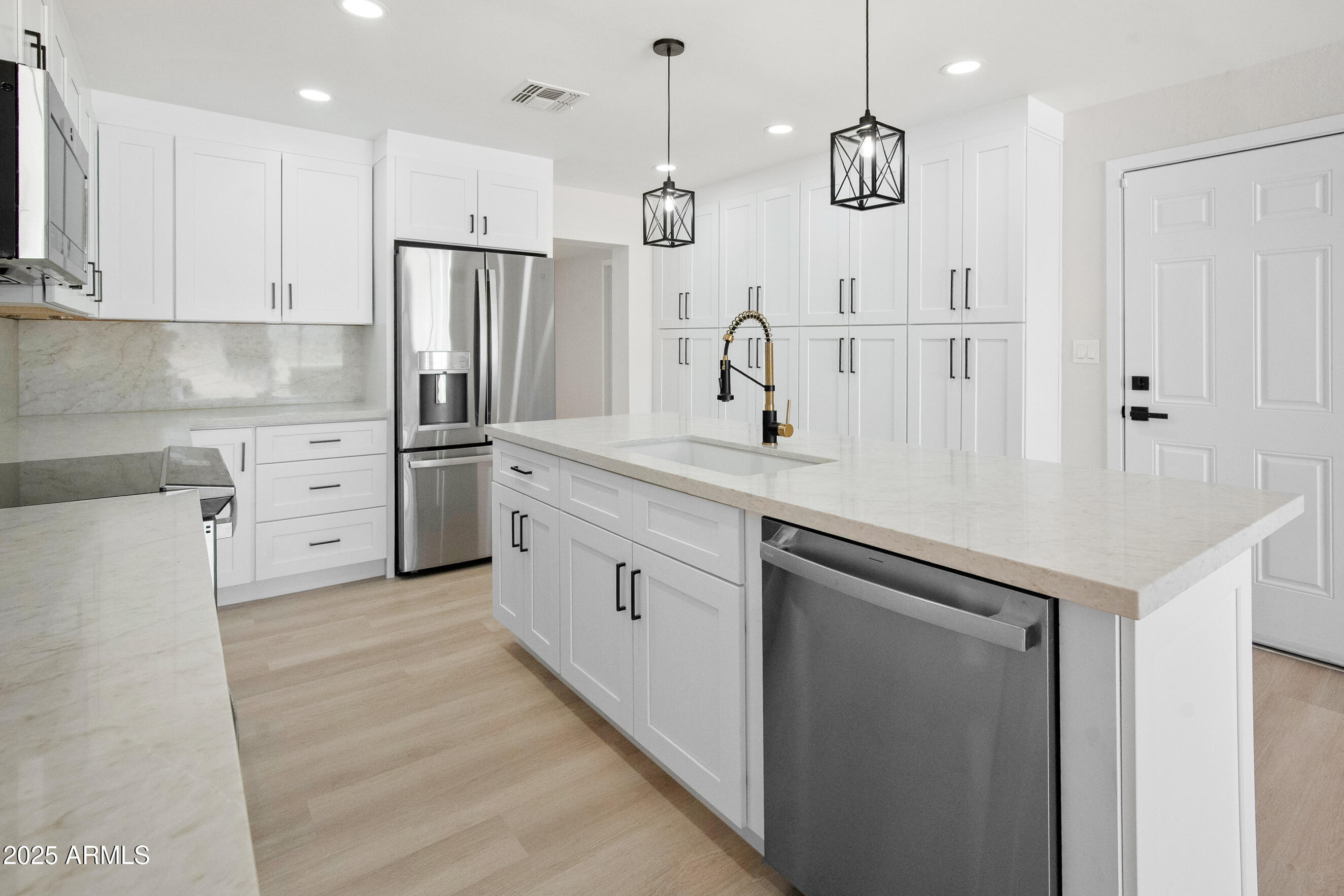 3933 East Flower Street Phoenix, AZ 85018 - Photo 13 of 37 Island