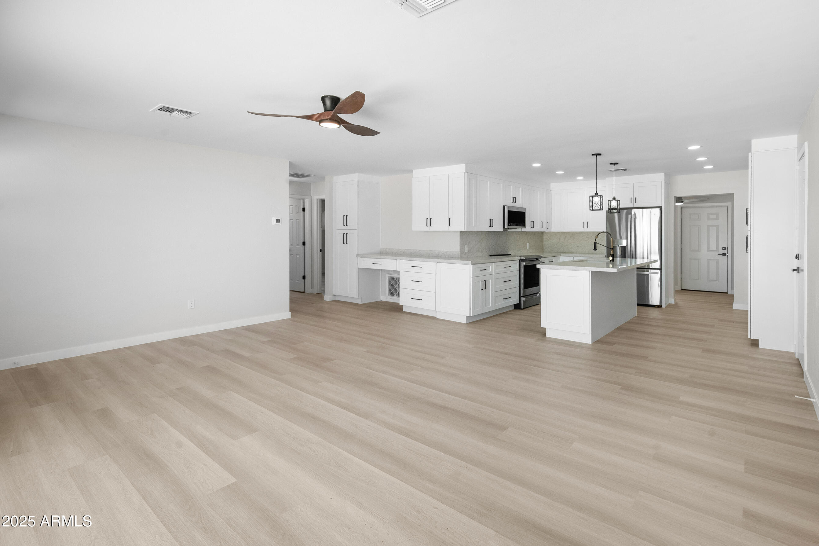 3933 East Flower Street Phoenix, AZ 85018 - Photo 16 of 37 Great room