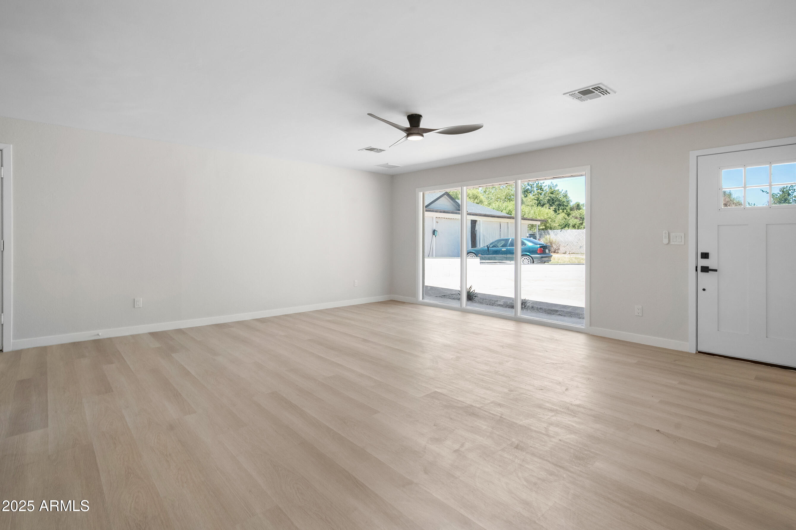 3933 East Flower Street Phoenix, AZ 85018 - Photo 17 of 37 Great room